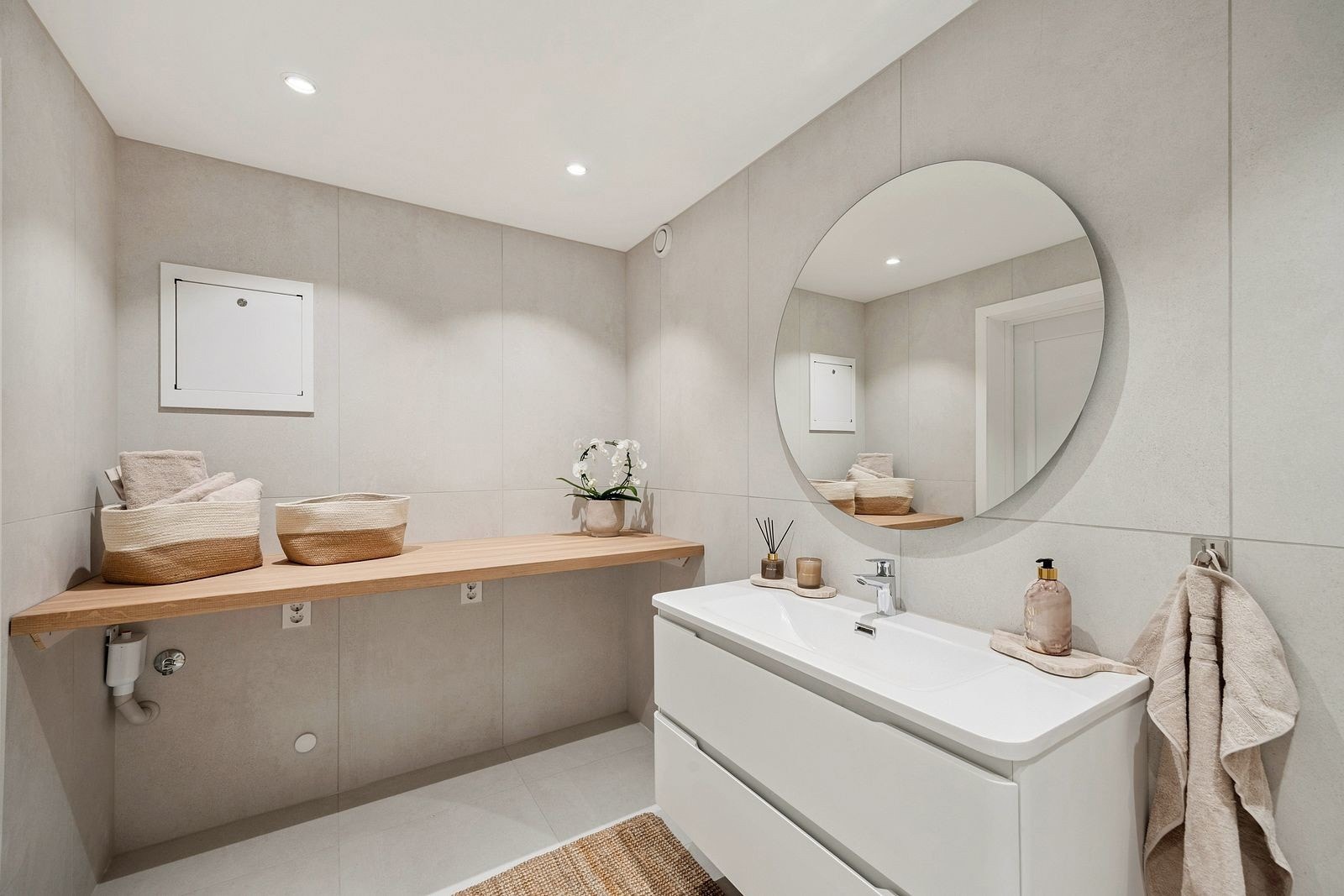 Det tiltalende badet er totalrenovert og utstyrt med dusjhjørne, vegghengt toalett og servant med oppbevaringsskuffer. Her er det også opplegg for vaskemaskin og tørketrommel. Galleribilde