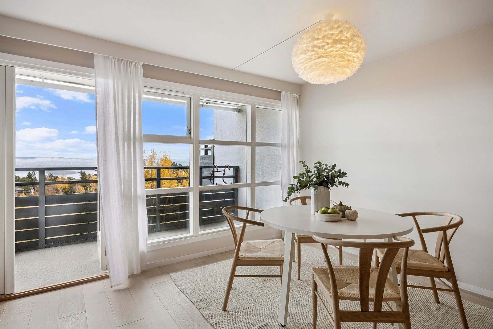 Fra stuen er det utgang til terrasse som forlenger oppholdsrommet. Galleribilde