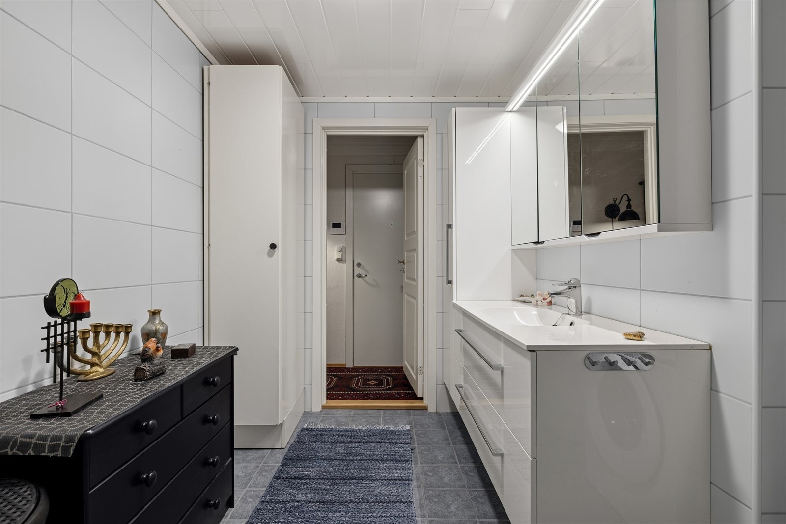 Badet ble renovert i 2017 og har fliser på både vegger og gulv, med MDF-panel i himlingen. Galleribilde