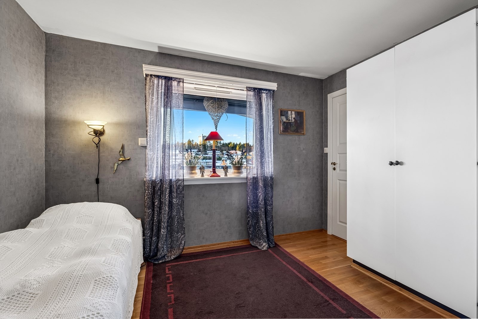 Hovedsoverommet har god plass til dobbeltseng og tilhørende møblement. Galleribilde