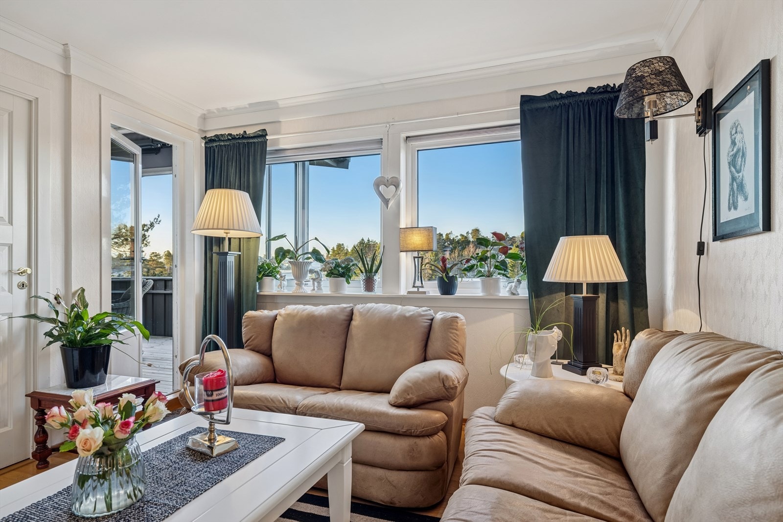 Fra stuen er det utgang til en romslig veranda. Galleribilde