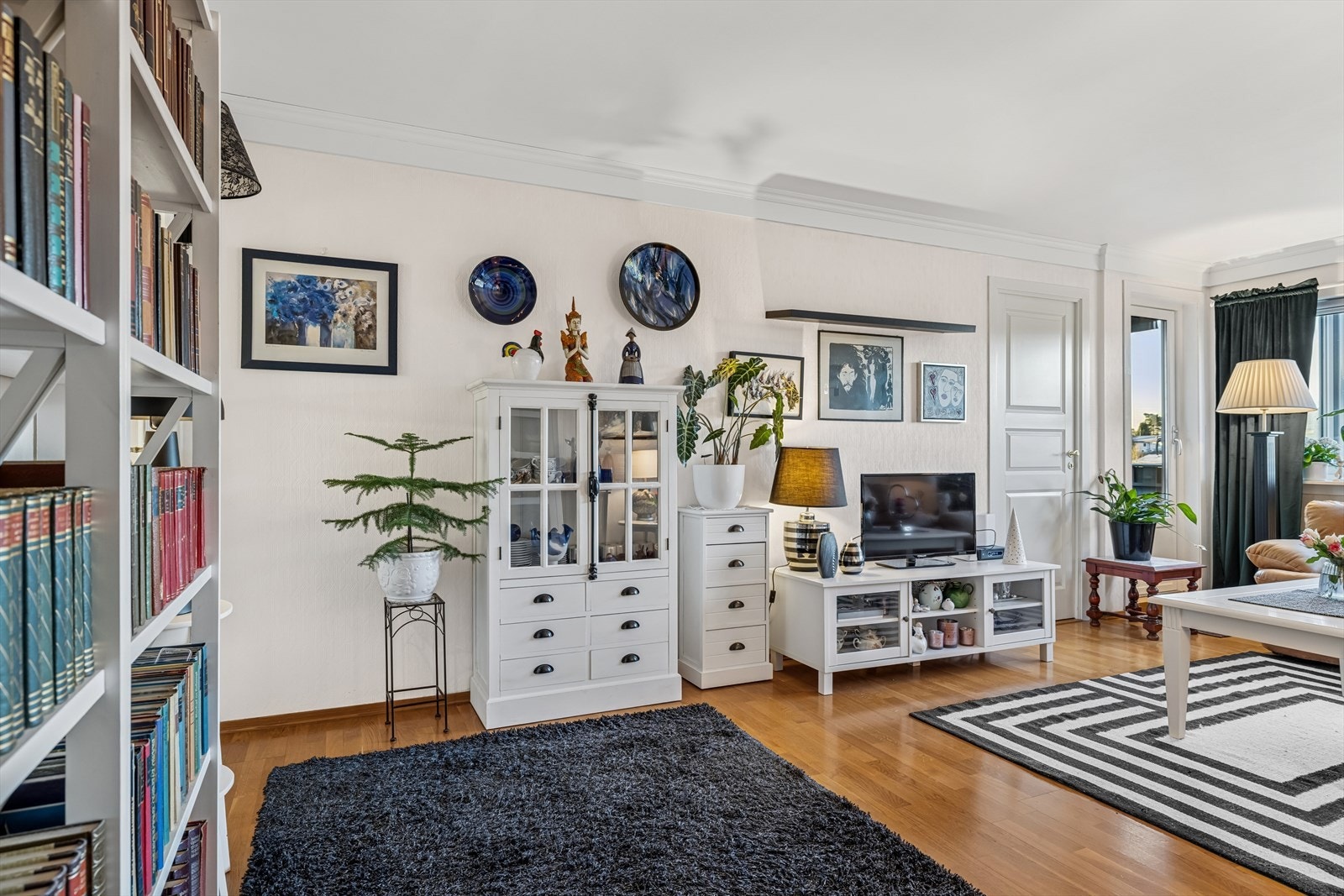 Store vinduer gir godt med naturlig lys inn i oppholdsrommet. Galleribilde