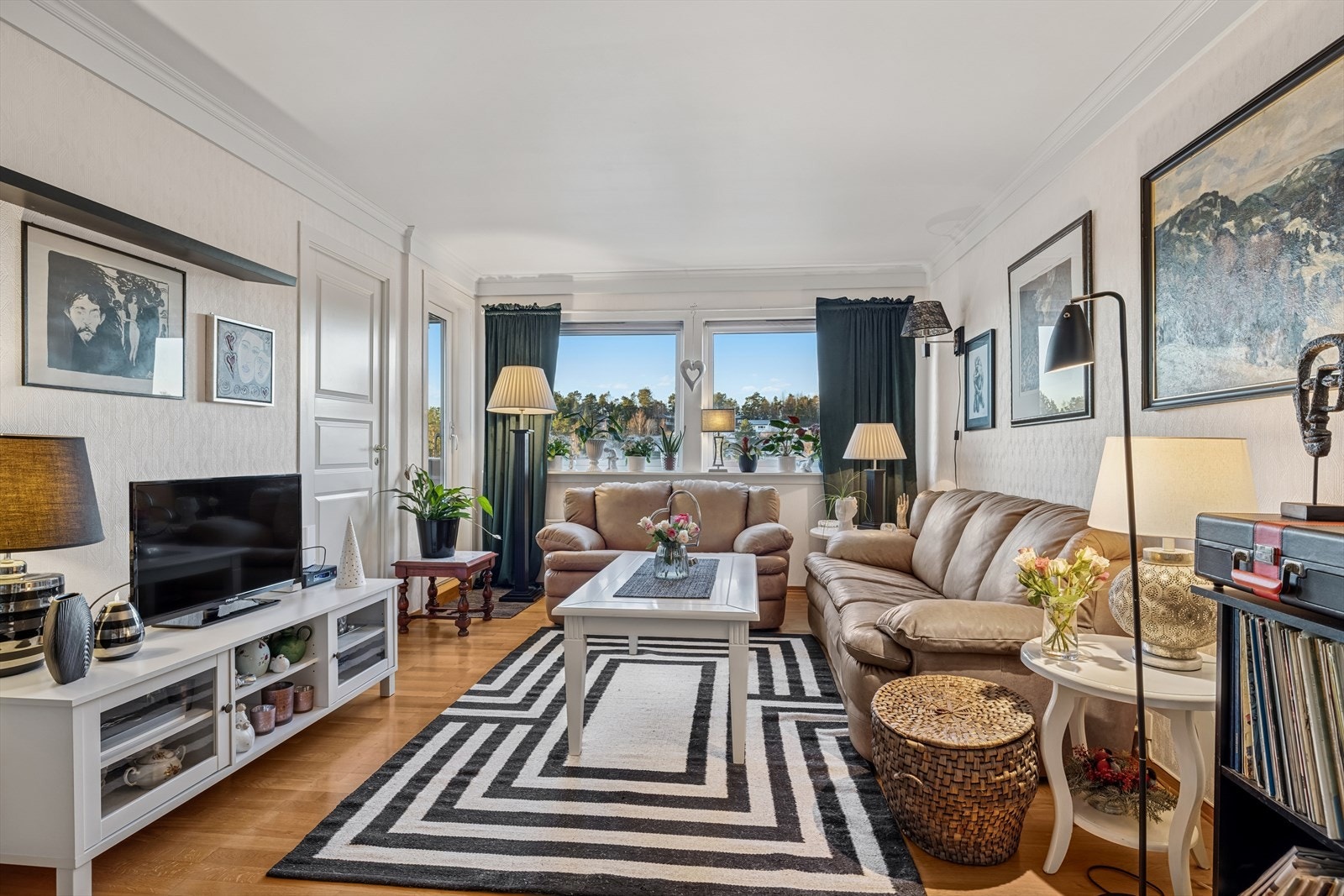 Stuens størrelse og utforming gjør den enkel å innrede. Galleribilde