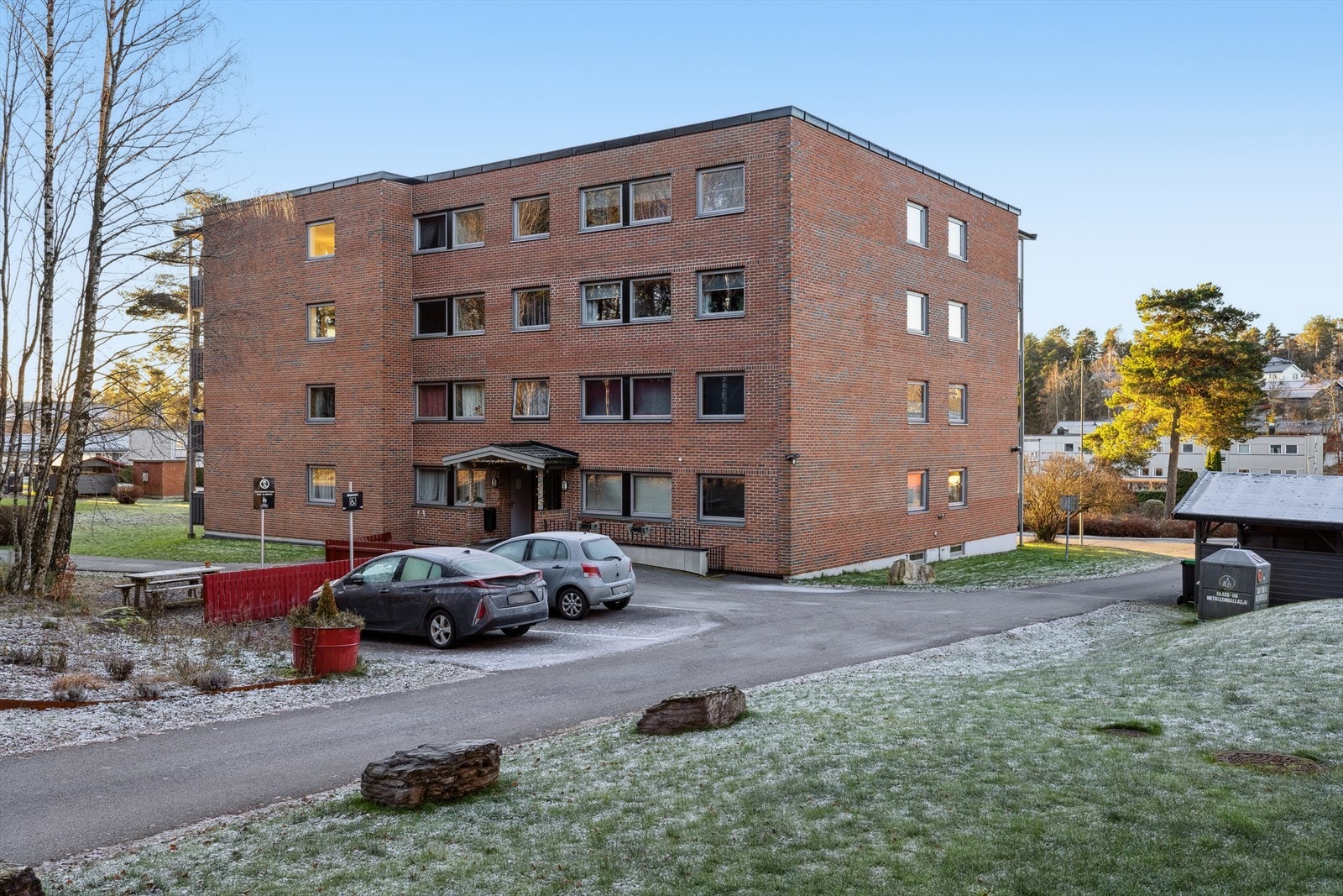 Parkering på felles, utvendig parkeringsplass med mulighet for lading av elbil. Det er ellers gjesteparkering i borettslaget og garasjeanlegg etter ansiennitet. Galleribilde