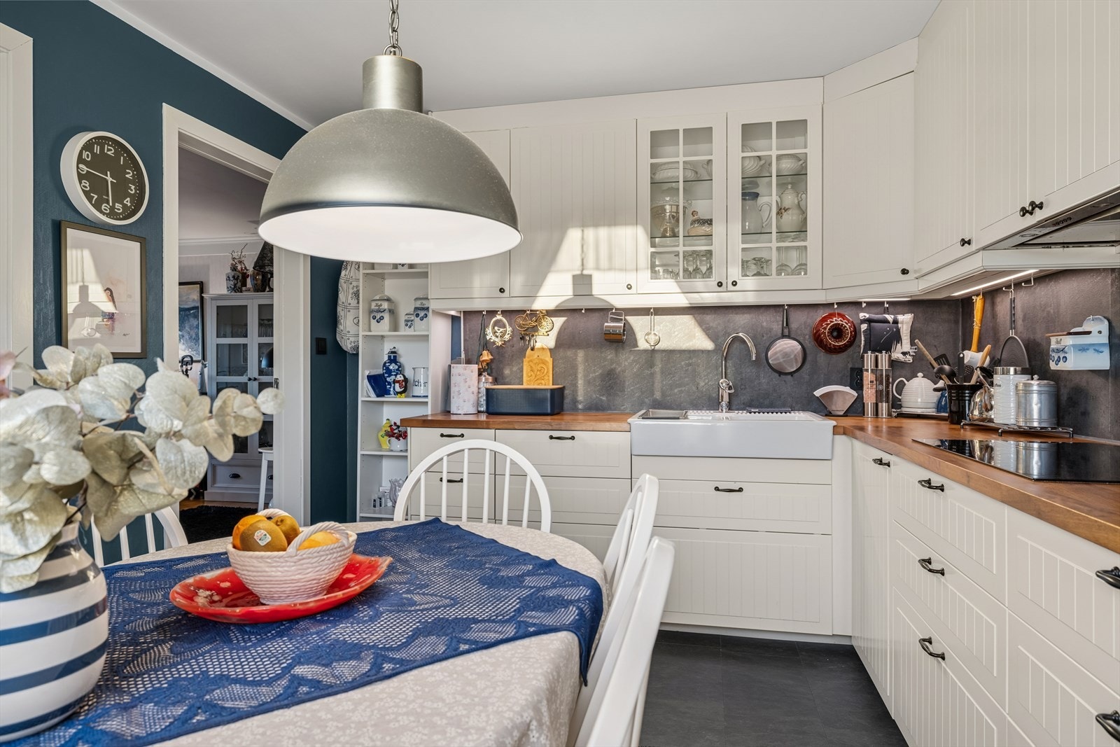 Integrerte hvitevarer, inkludert kjøleskap og komfyr, gir en effektiv og ryddig kjøkkensone. Galleribilde