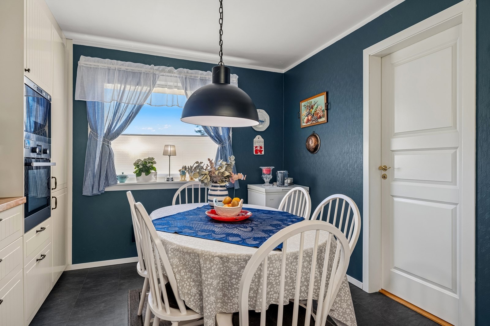 Plass til spisebord i tilknytning til kjøkkenet gir en naturlig spiseplass for måltider. Galleribilde