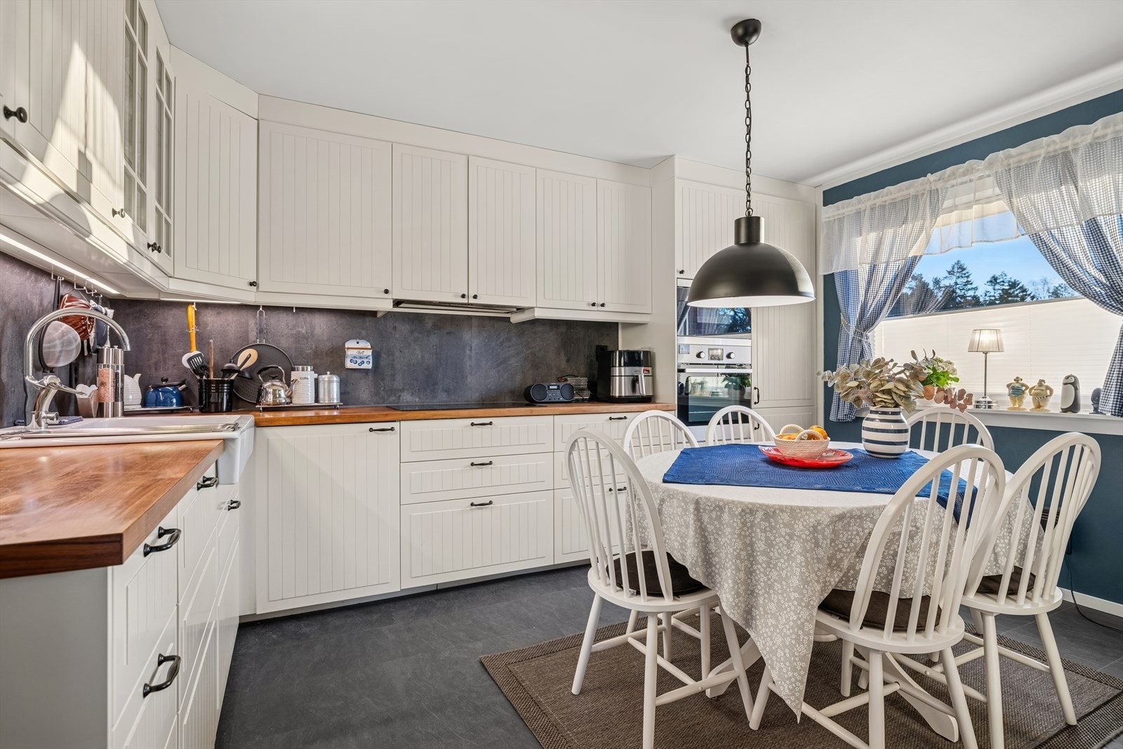 Kjøkkeninnredning fra 2014 med profilerte fronter og laminert benkeplate gir et praktisk arbeidsområde. Galleribilde