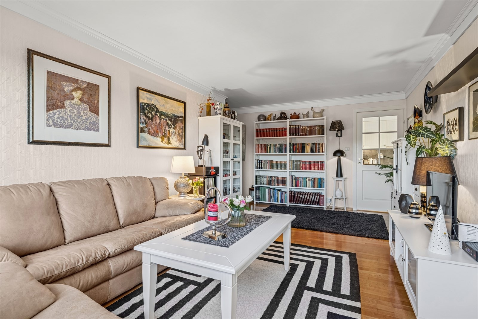 Parkettgulv og tapetserte vegger gir et solid og klassisk preg til stuen. Galleribilde