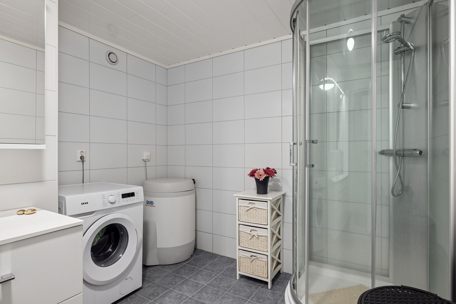 Dusjkabinett og opplegg for vaskemaskin gir praktisk funksjonalitet i våtrommet. Galleribilde