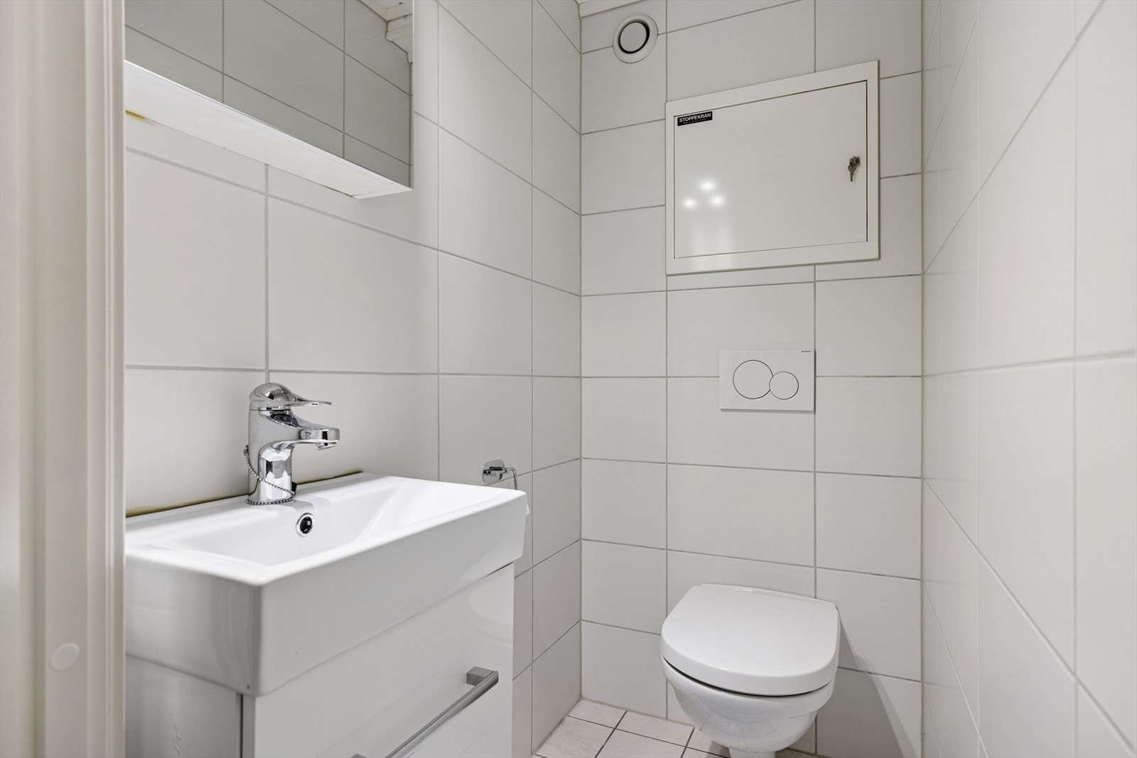 Leiligheten har et separat toalettrom fra 2014. Rommet har fliser på gulv og vegger, samt MDF-panel i taket. Det er utstyrt med toalett og servantskap, og er mekanisk ventilert. Galleribilde