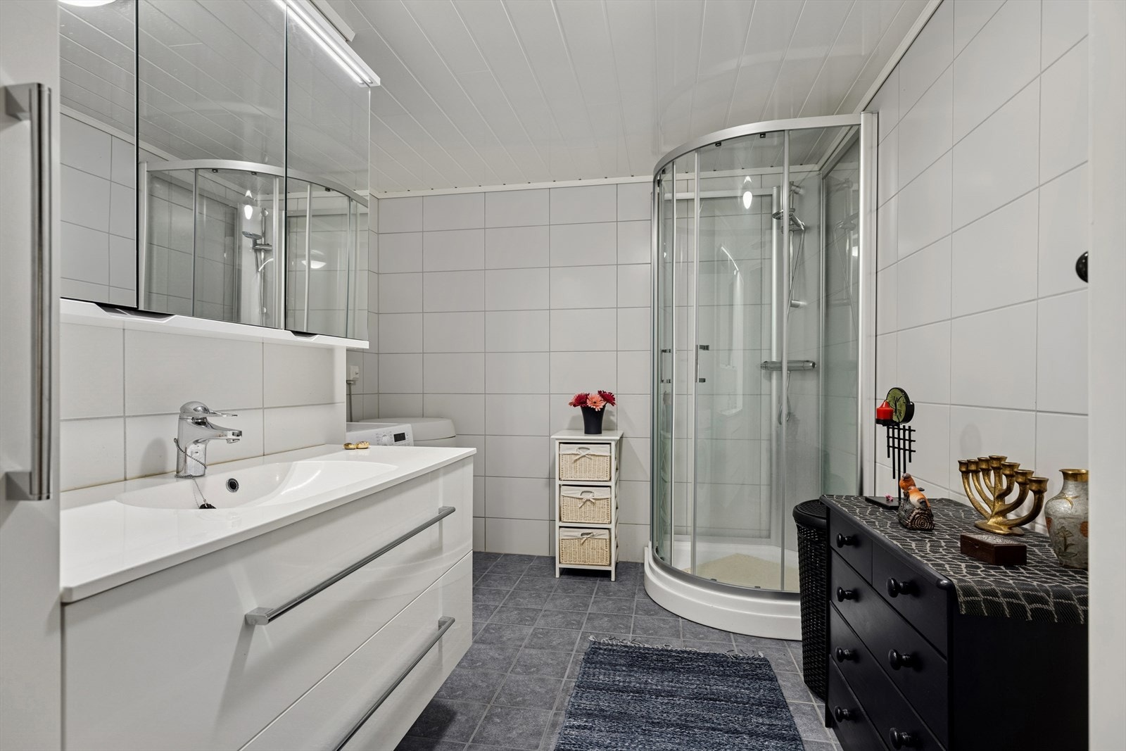 Flislagte vegger og gulv gir en solid og vedlikeholdsfri overflate på badet. Galleribilde