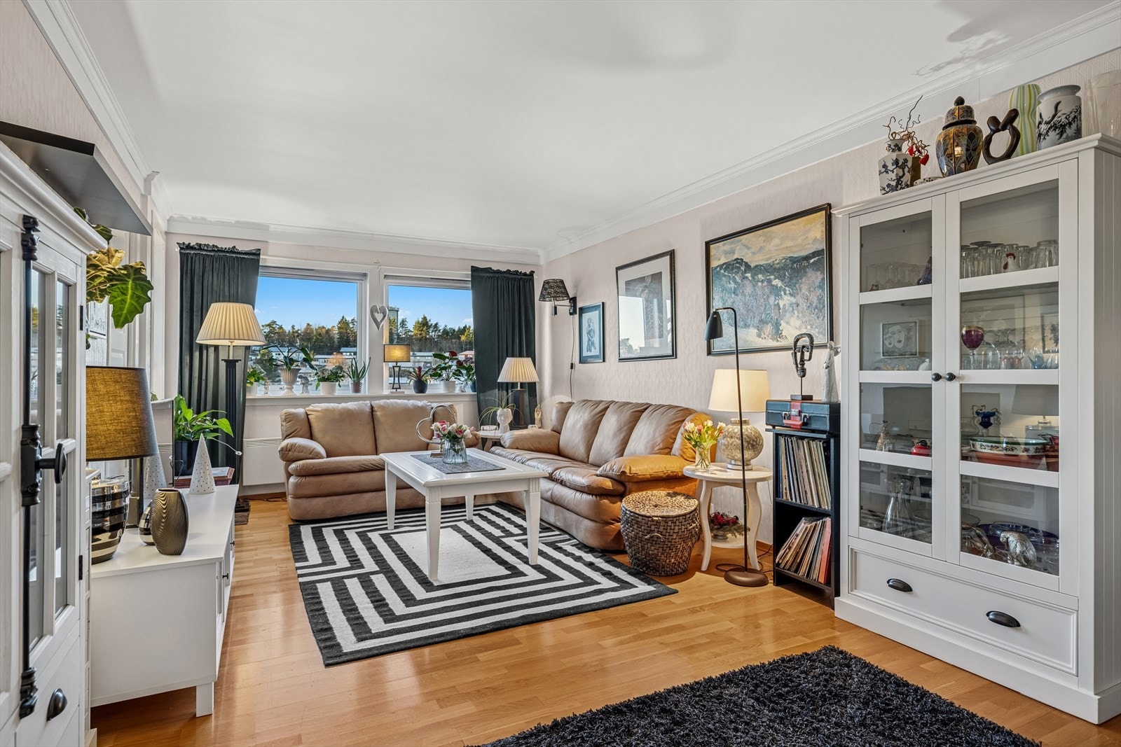 Boligen har en lys og romslig stue med god plass til møblering i flere soner. Galleribilde