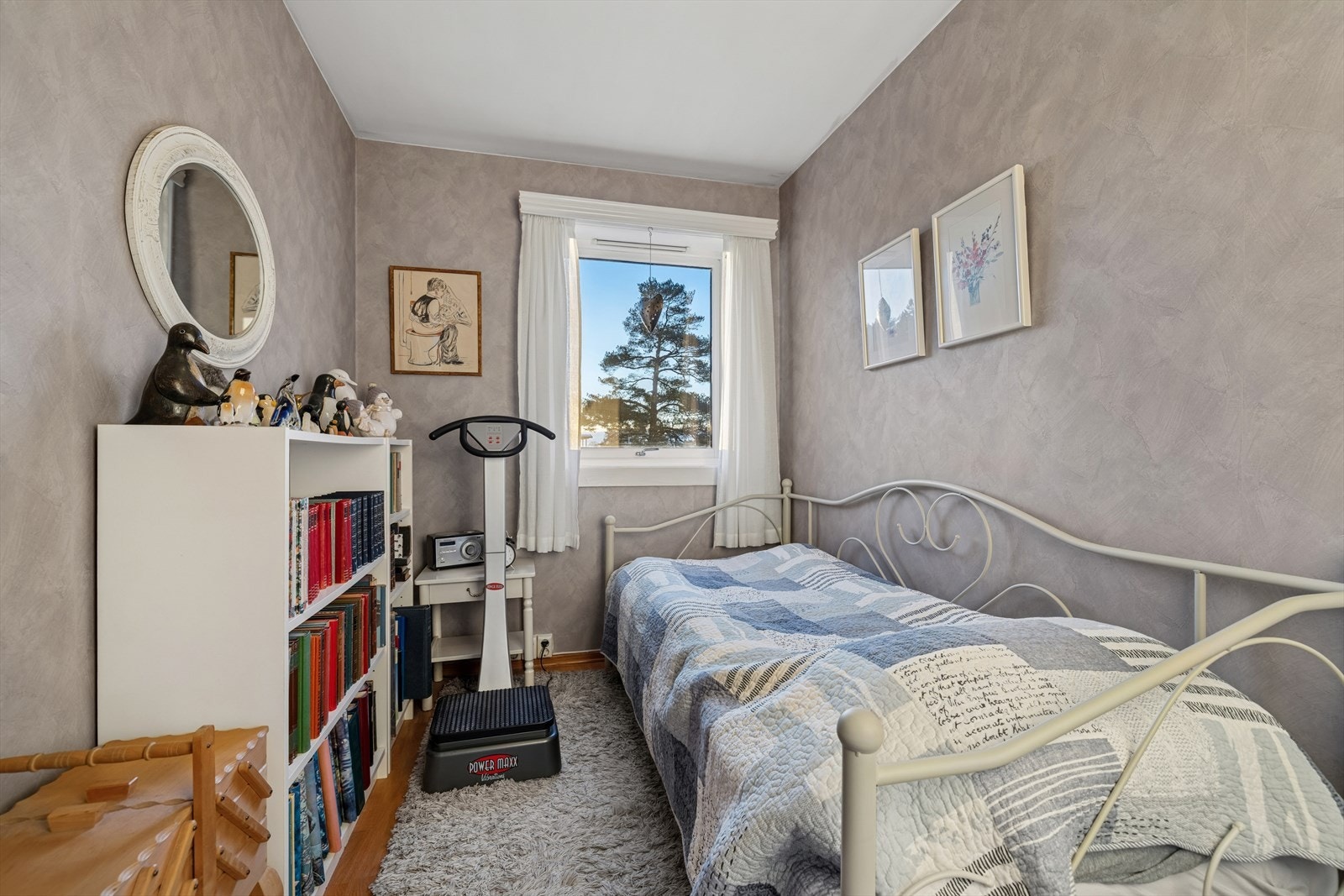 Soverom 2 har tapetserte vegger og parkett på gulvet. Galleribilde