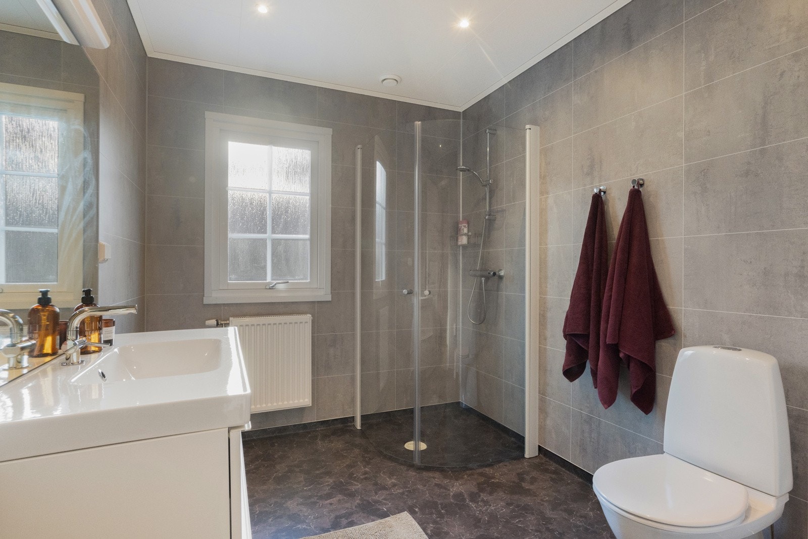 Badet har gulvbelegg, baderomsplater på vegg og folierte plater i himling. Galleribilde