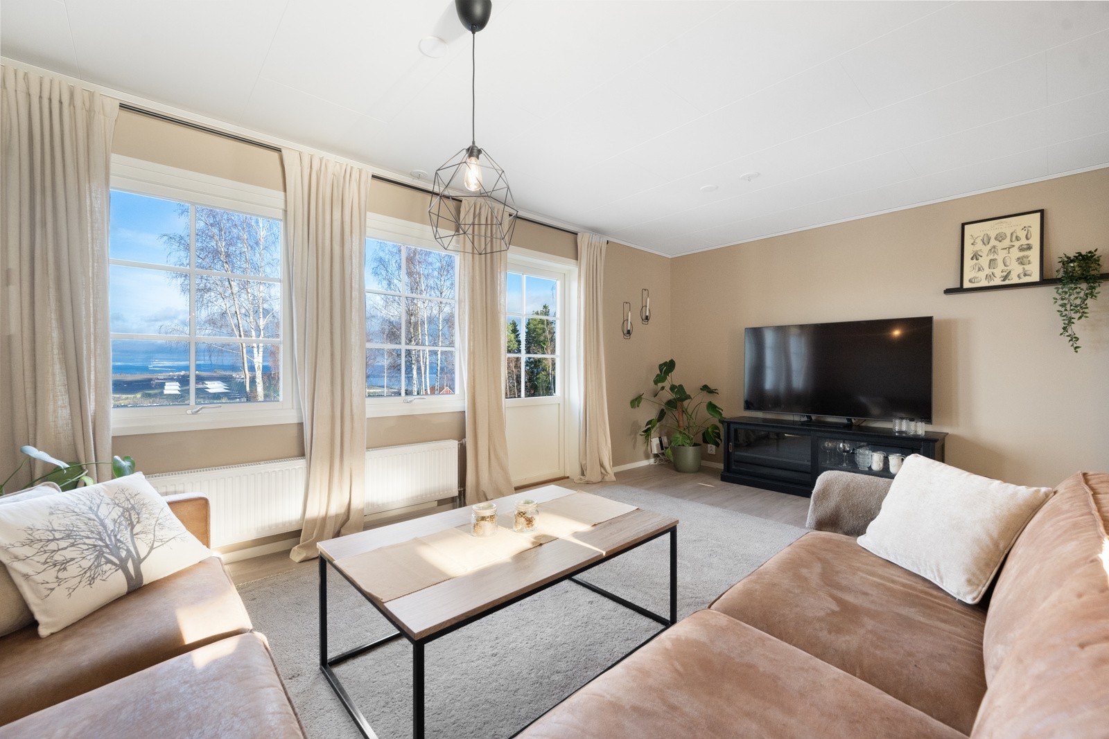 Stue, kjøkken, ebtre og ett soverom er nymalt i 2025. Galleribilde