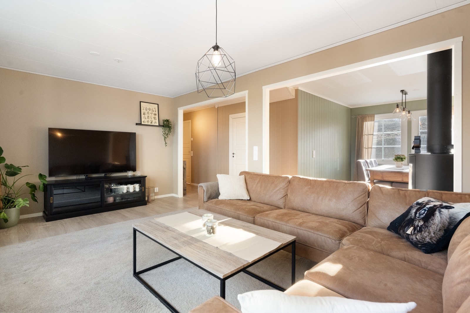 I stuedelen er det god plass til sofa- og tv-møblement. Galleribilde