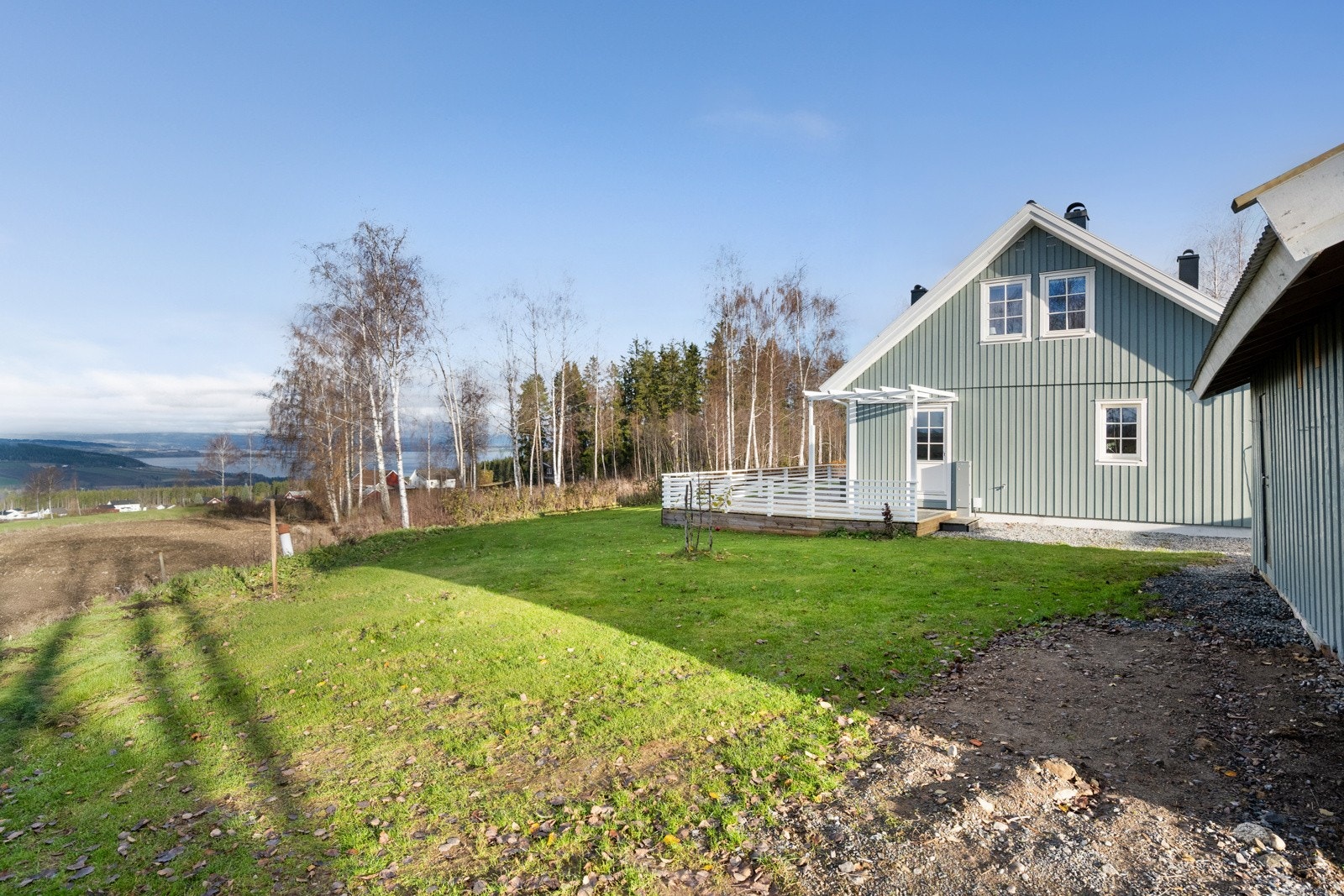 Området kombinerer fredelig spredt bebyggelse med vakre jord- og skogområder, perfekt for deg som ønsker nærhet til naturen. Galleribilde