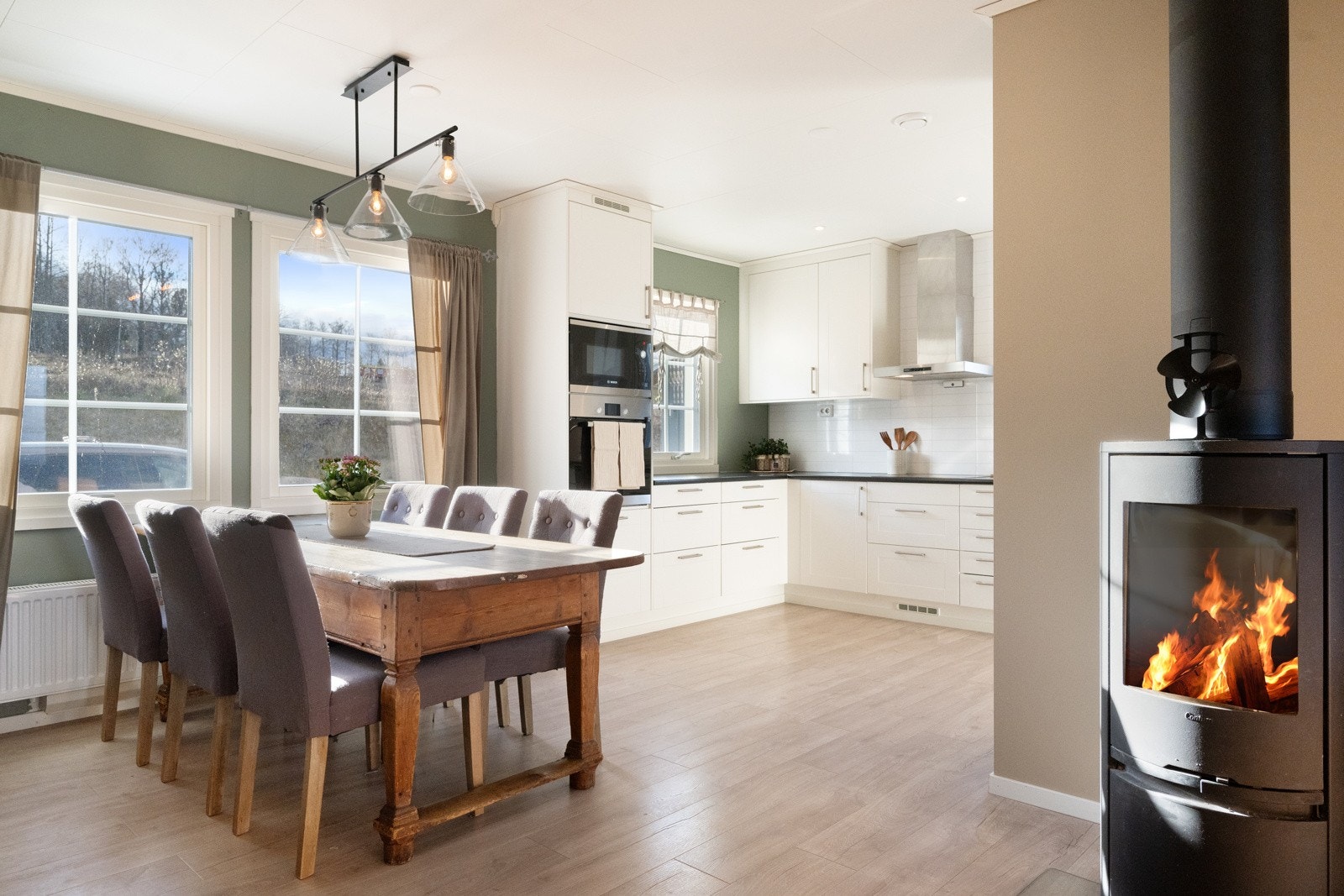 Plass til romslig spisebord med stoler i tilknytning til kjøkkenet. Galleribilde