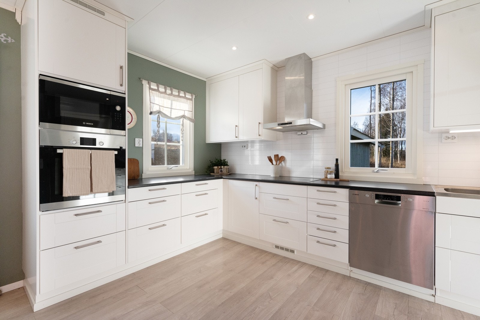 Kjøkkenet er funksjonelt og innbydende, med laminerte skrog, profilerte fronter og laminert benkeplate. Galleribilde