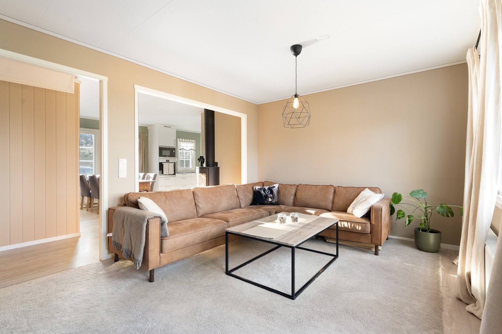 Her har vi for salg en flott og familievennlig enebolig over to etasjer, oppført i 2017 og levert av Älvsbyhus. Galleribilde