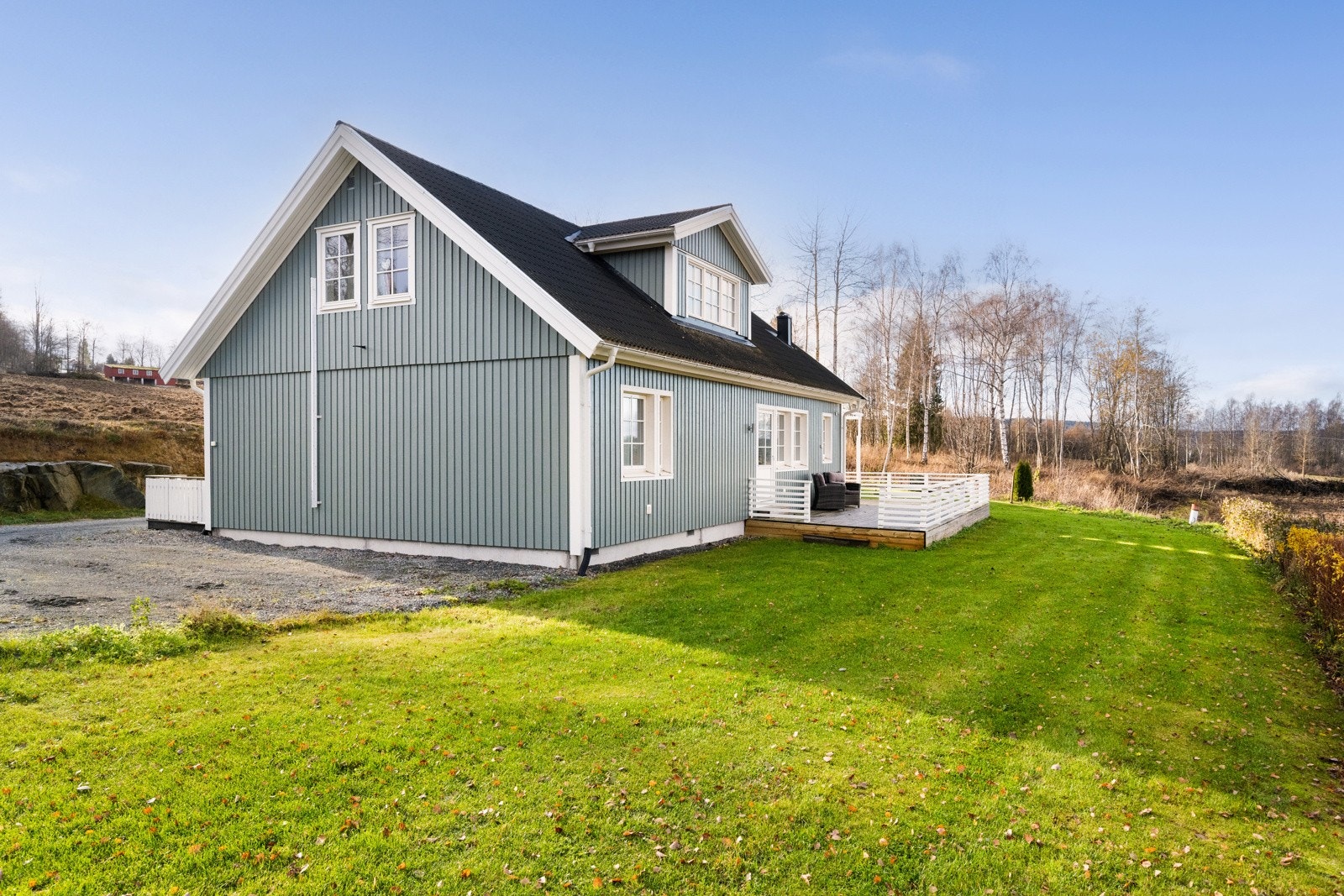 Tomten er på 1 175,5 kvm og er opparbeidet med plen og diverse beplantning. Galleribilde