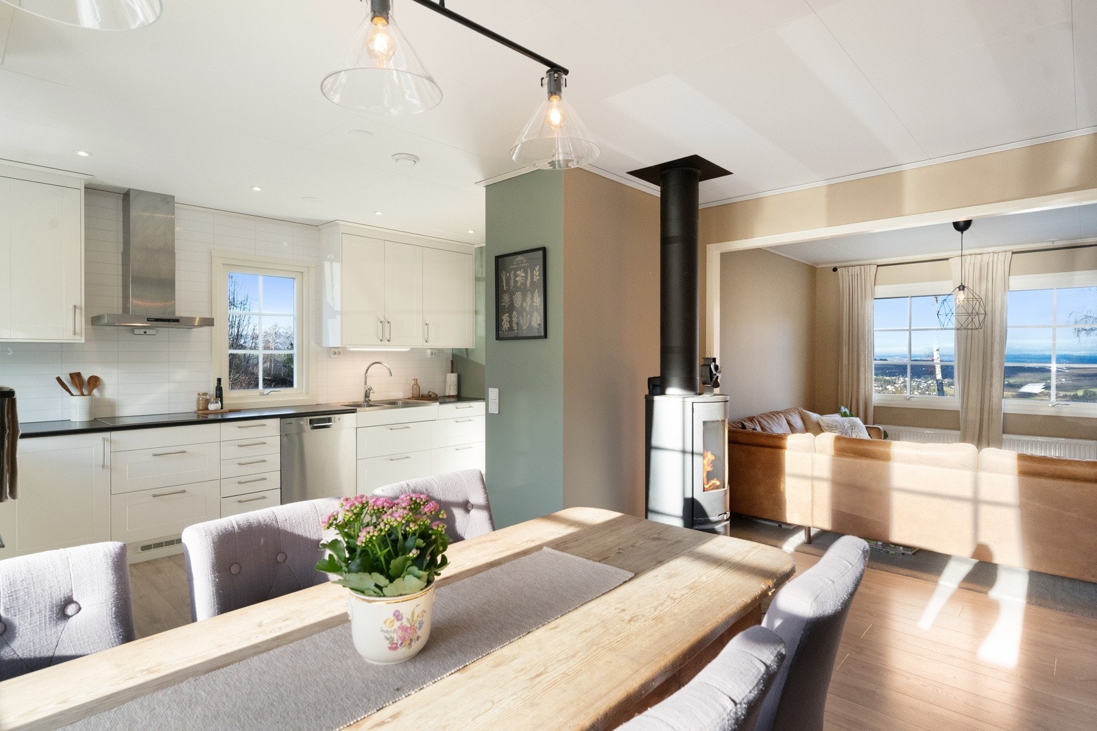 Kjøkkenet har åpen løsning mot stuen. Galleribilde