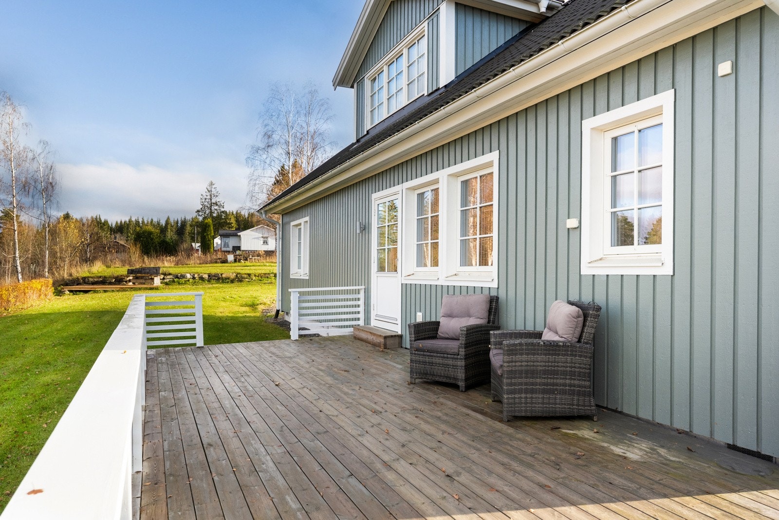 Fra terrassen er det direkte adkomst til hagen. Galleribilde