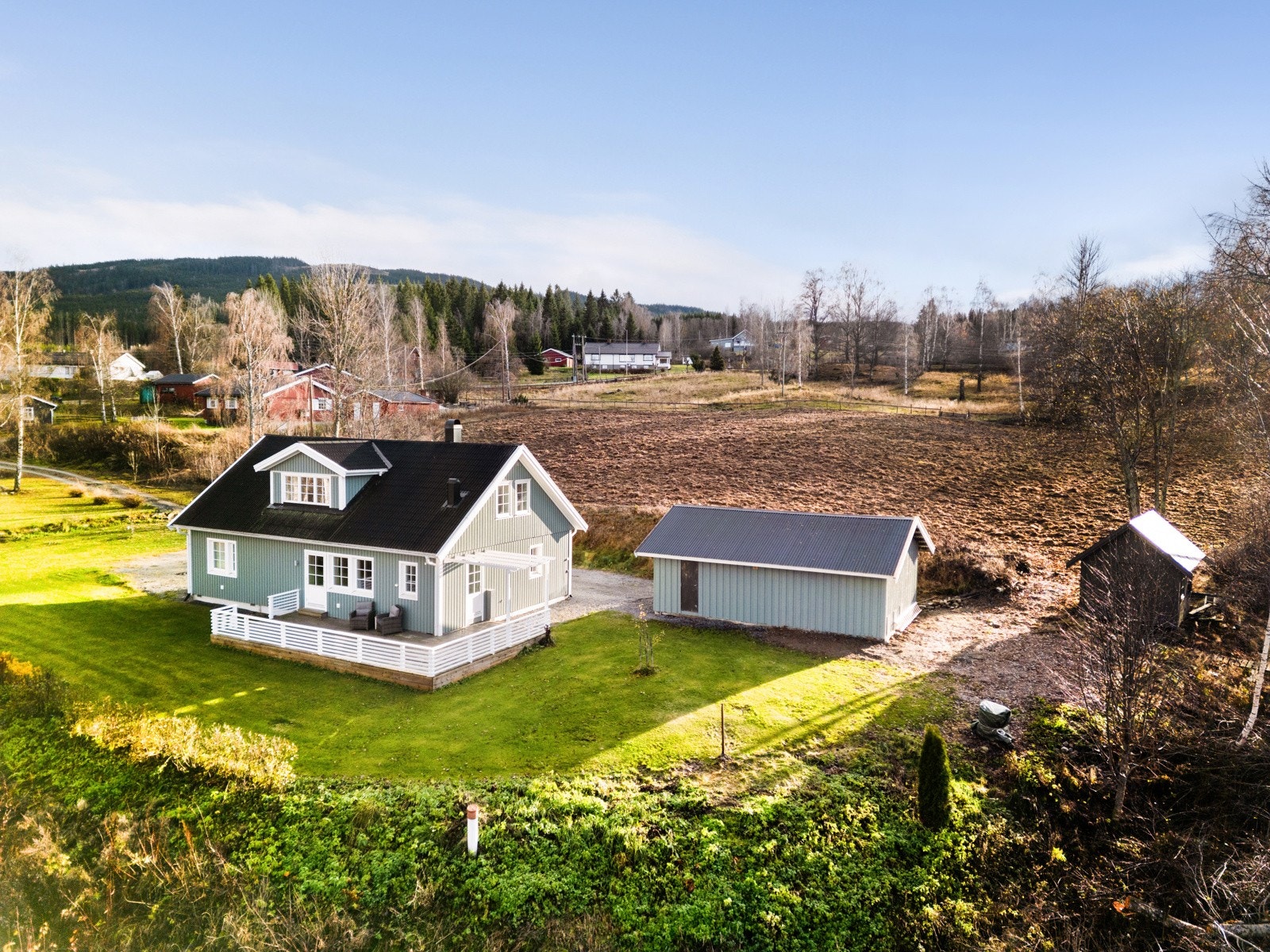 Skreia sentrum med alle sine fasiliteter og servicetilbud ligger kun ca. 2 km unna. Galleribilde