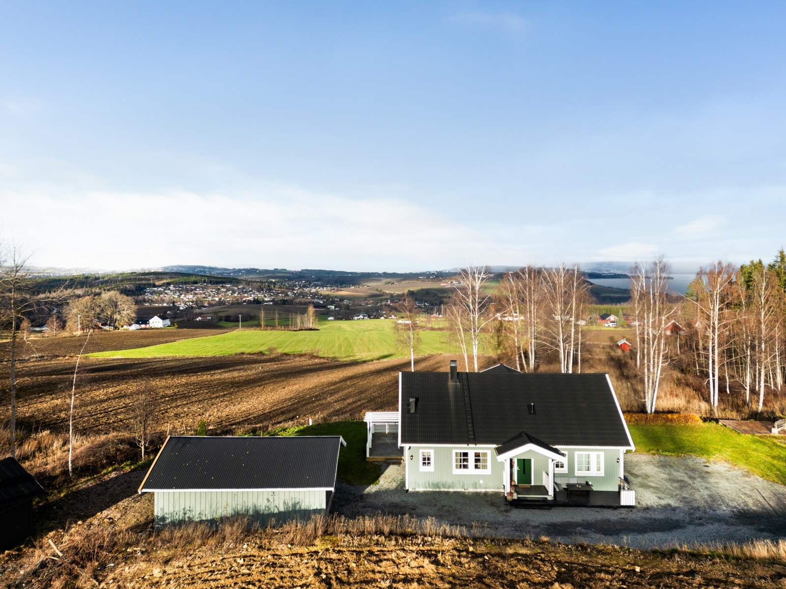 Bla. er boligen og garasjen malt utvendig i 2024. Galleribilde