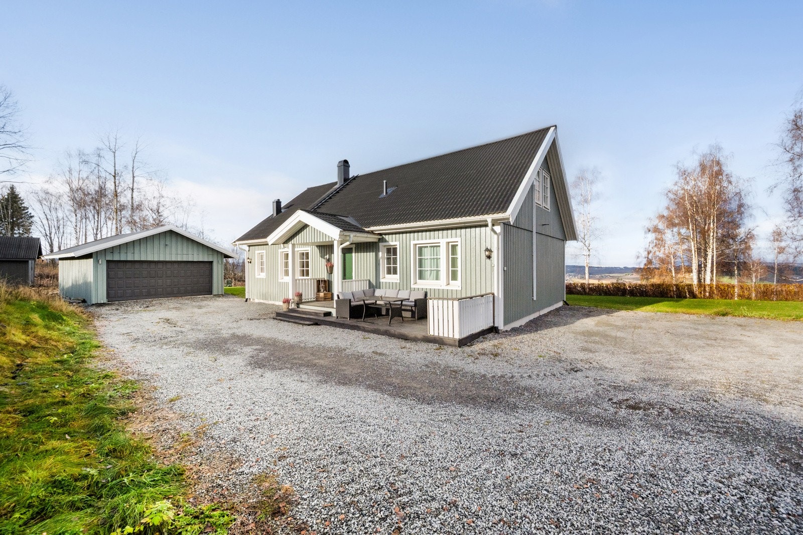 Romslig gårdsplass opparbeidet med grus. Galleribilde