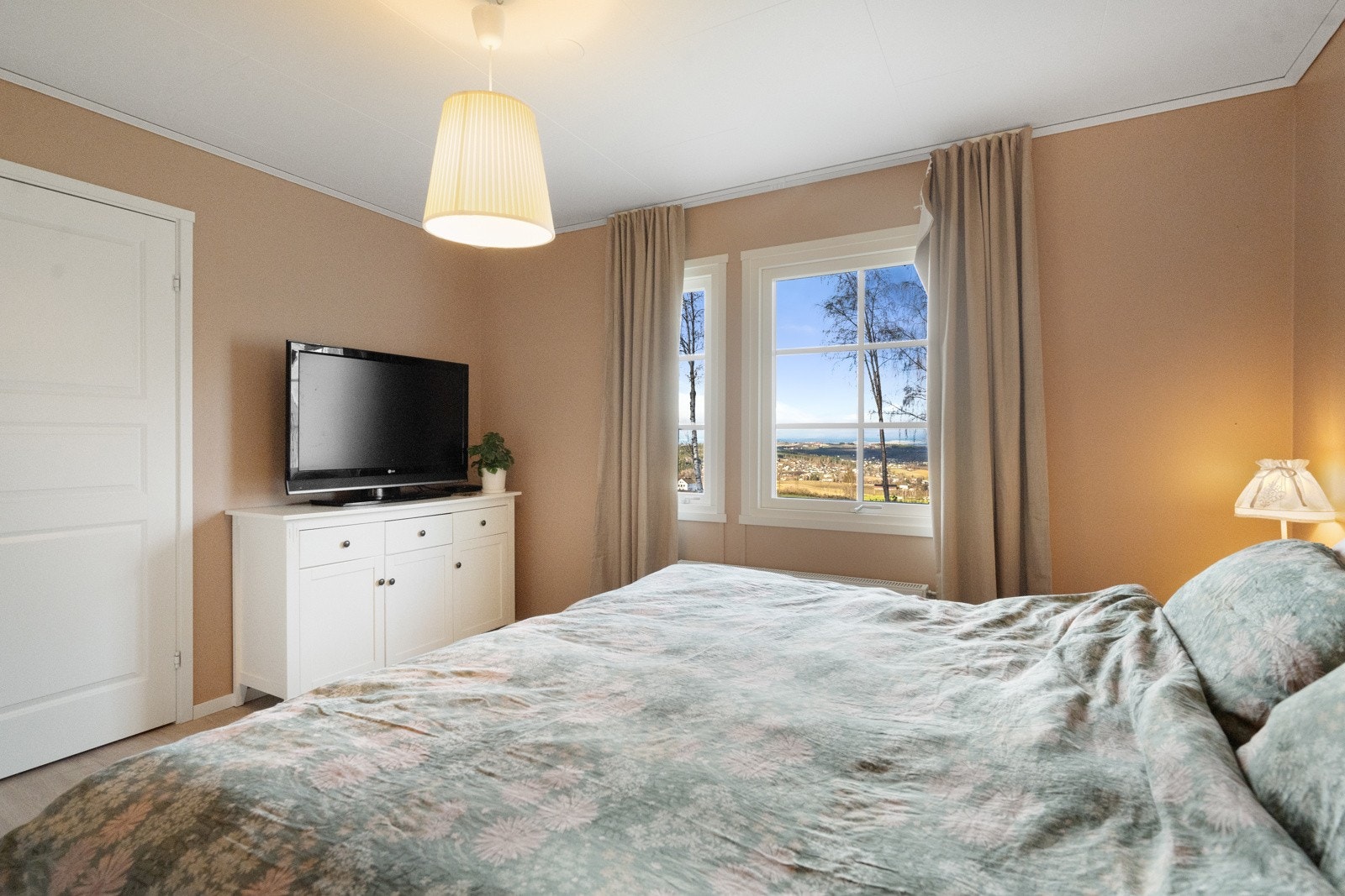 Hovedsoverommet har god plass til dobbeltseng. Galleribilde