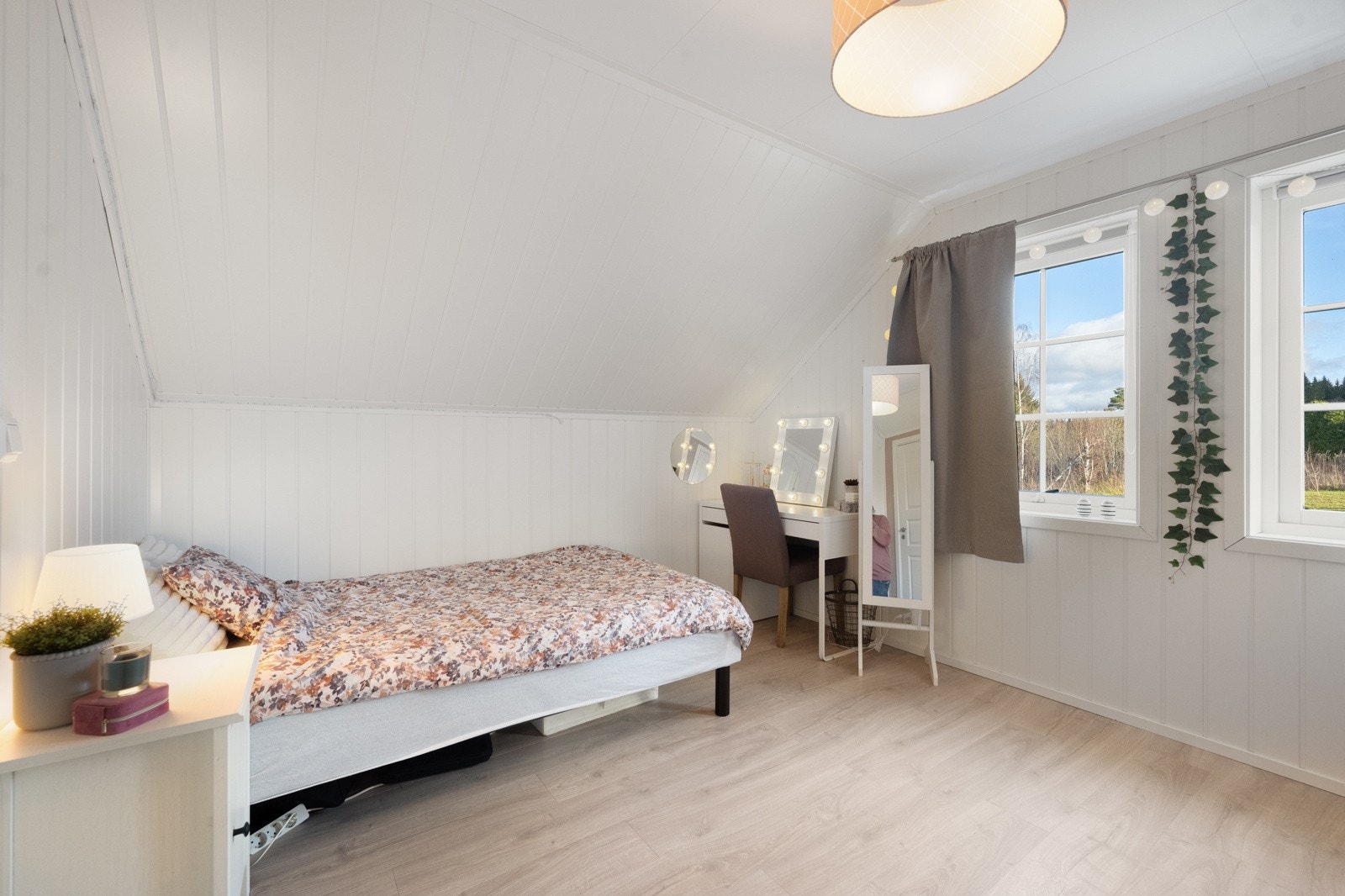 Skråtak skaper en lun og god atmosfære i rommene. Galleribilde