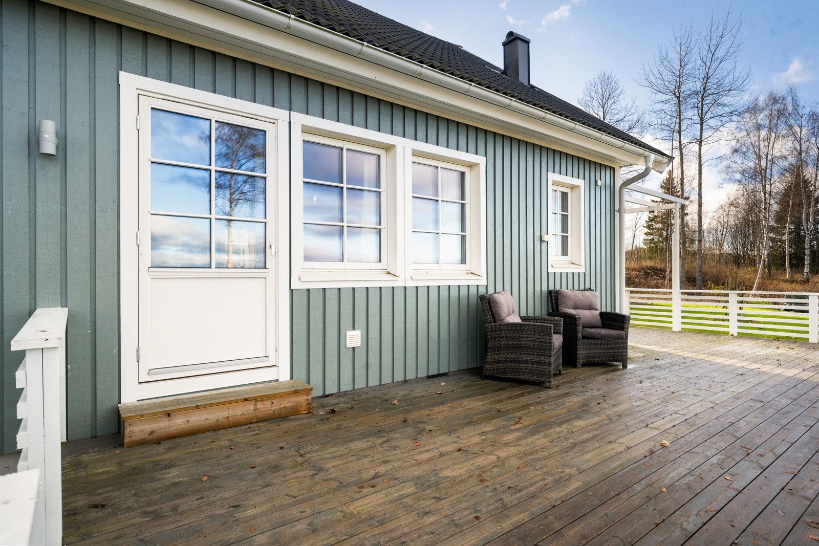 Fra stuen er det utgag til romslig terrasse mot nord. Galleribilde