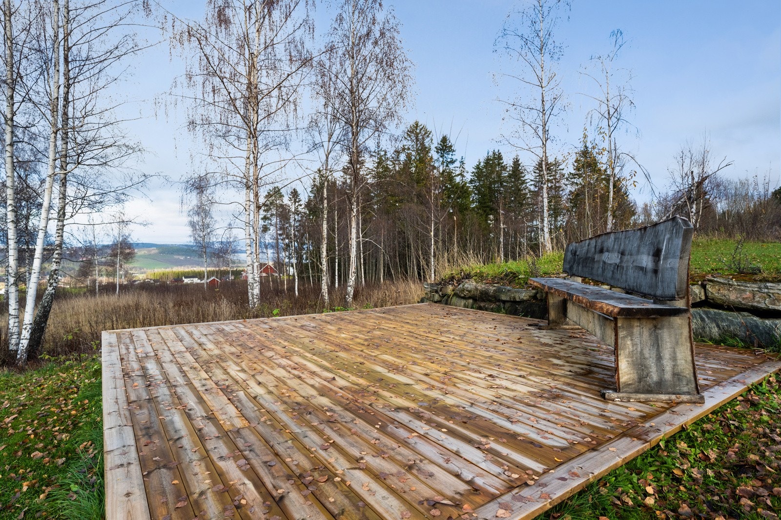 Platting e ropplyst bygget utenfor tomtegrensen. Det må påregnes at opparbeidelse utenfor tomt må fjernes om eier av tomt ikke tillater dette. Galleribilde
