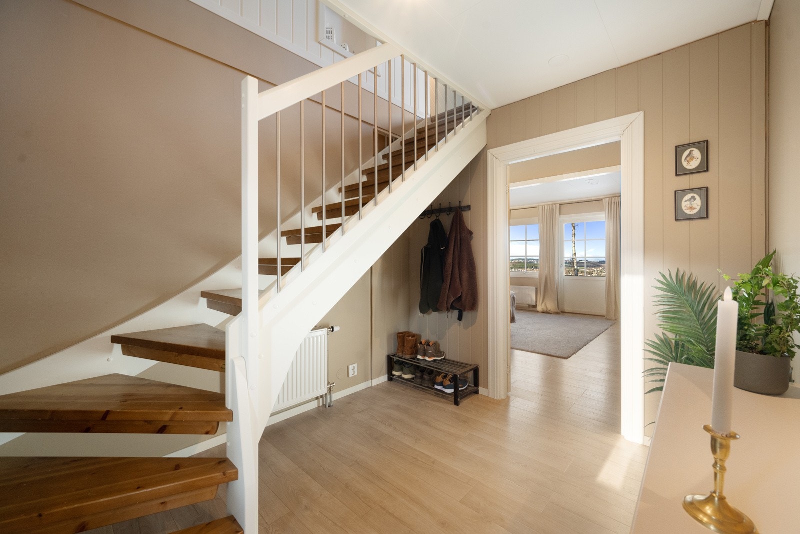 Trapp i treverk mellom etasjene. Galleribilde