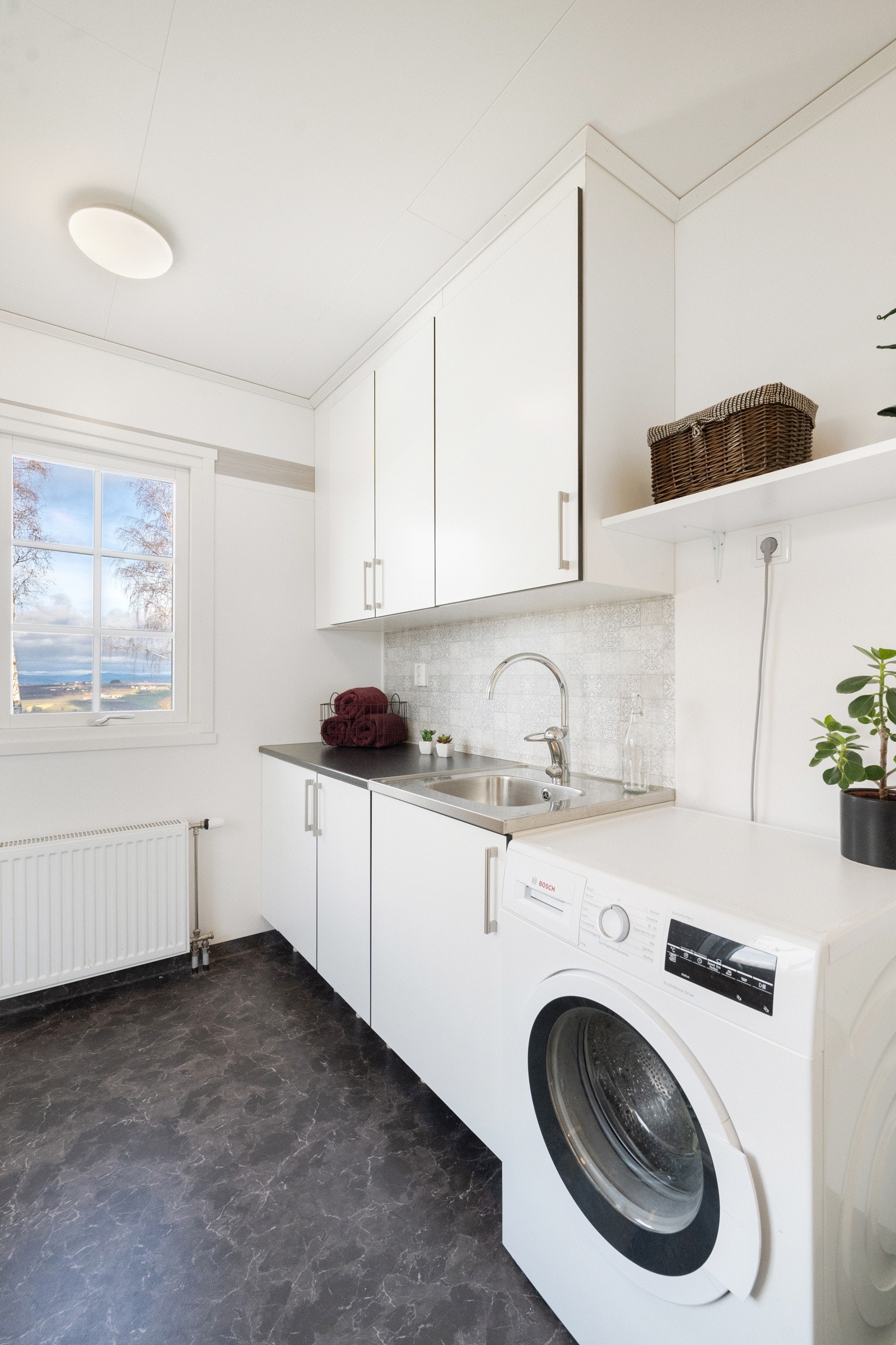 Vaskerommet har innredning med utslagsvask, samt opplegg for vaskemaskin. Galleribilde