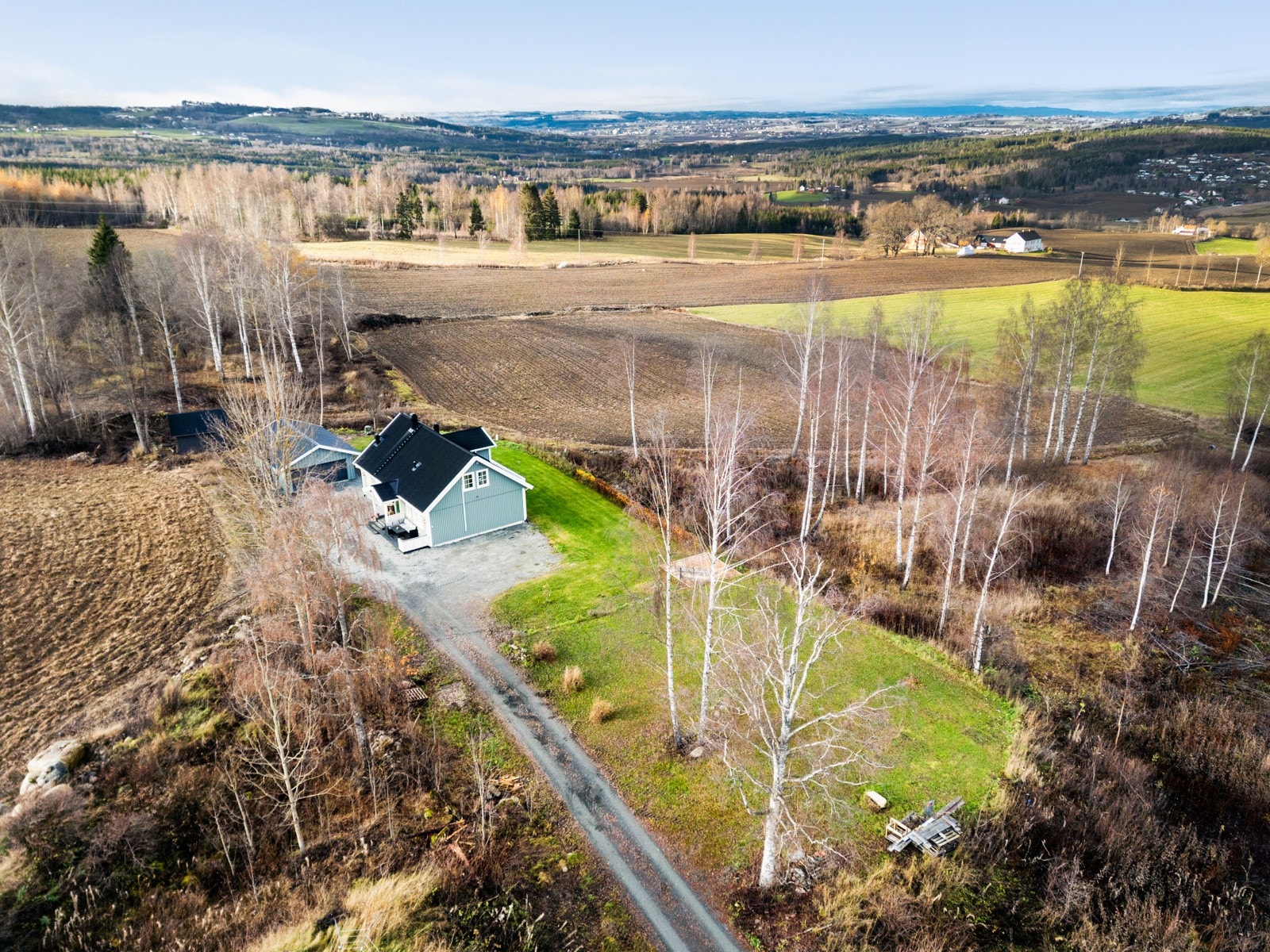 Dette gir spennende muligheter for videre utvikling, utvidelse eller et ekstra uteareal. Galleribilde