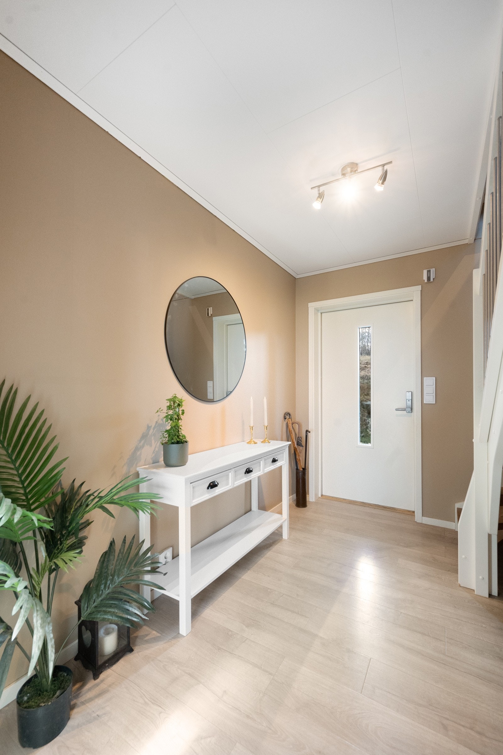 Lys og innbydende entre med trapp til 2.etg. Galleribilde