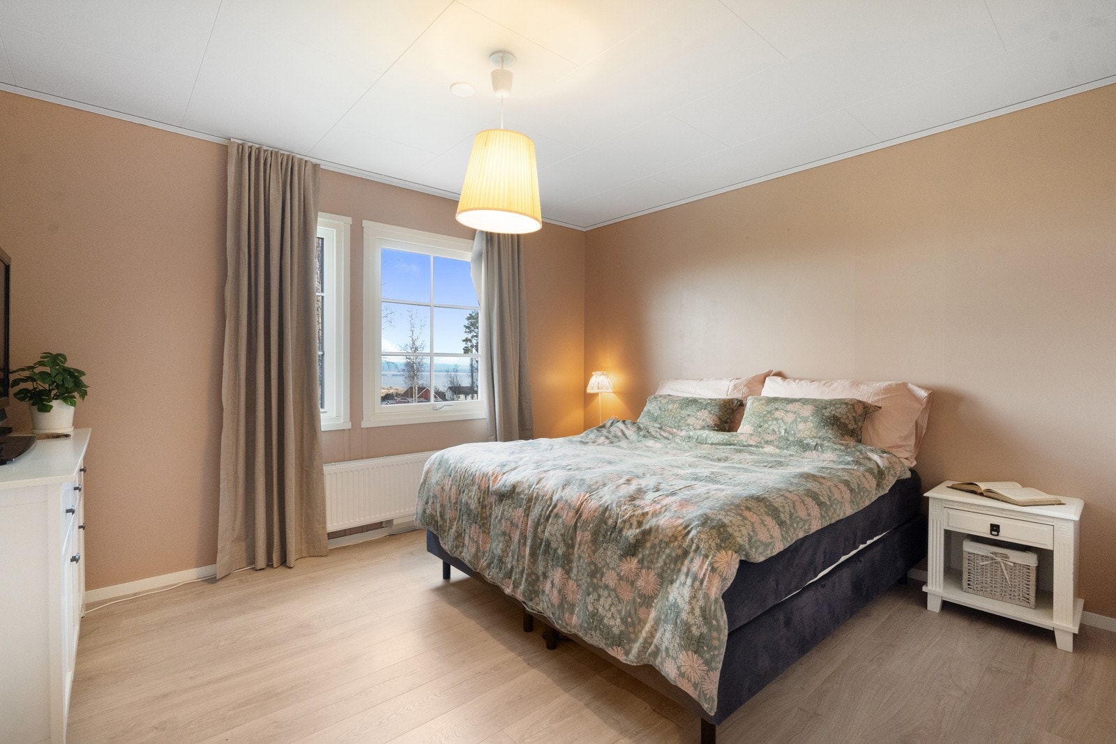 Boligen rommer totalt 4 soverom - 2 i hver etasje. Galleribilde