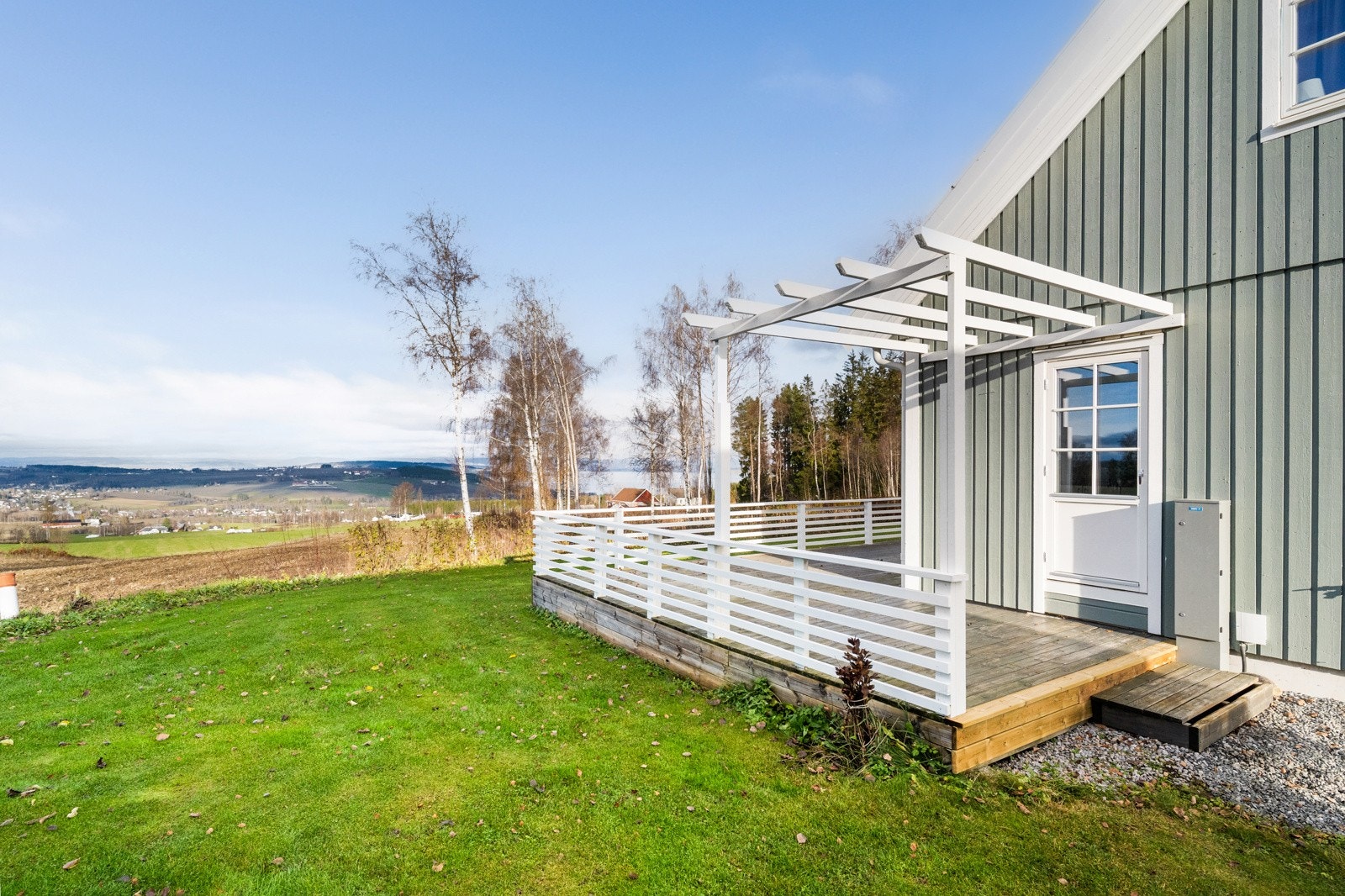 Utenfor vaskerommet er det bygget paviljong i treverk. Galleribilde