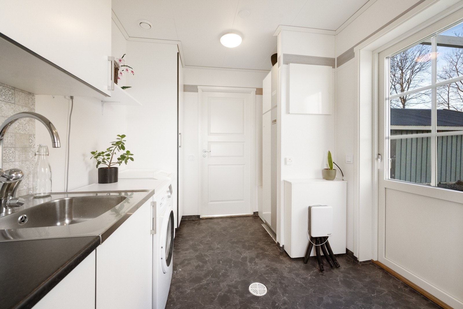 Praktisk vaskerom med direkte adkomst til uteområdet. Galleribilde