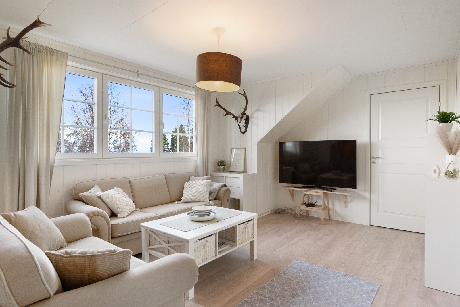 Den koselige stuen i loftetasjen er perfekt om du har barn eller ungdom i hus. Galleribilde