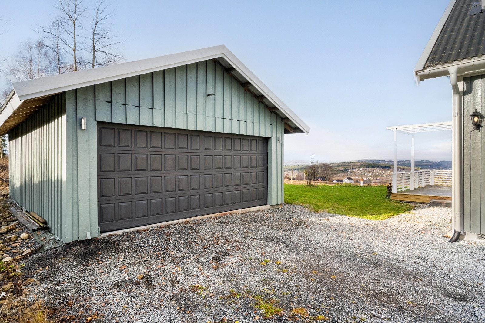 Dobbelgarasje med 2 biloppstillingsplasser. Galleribilde