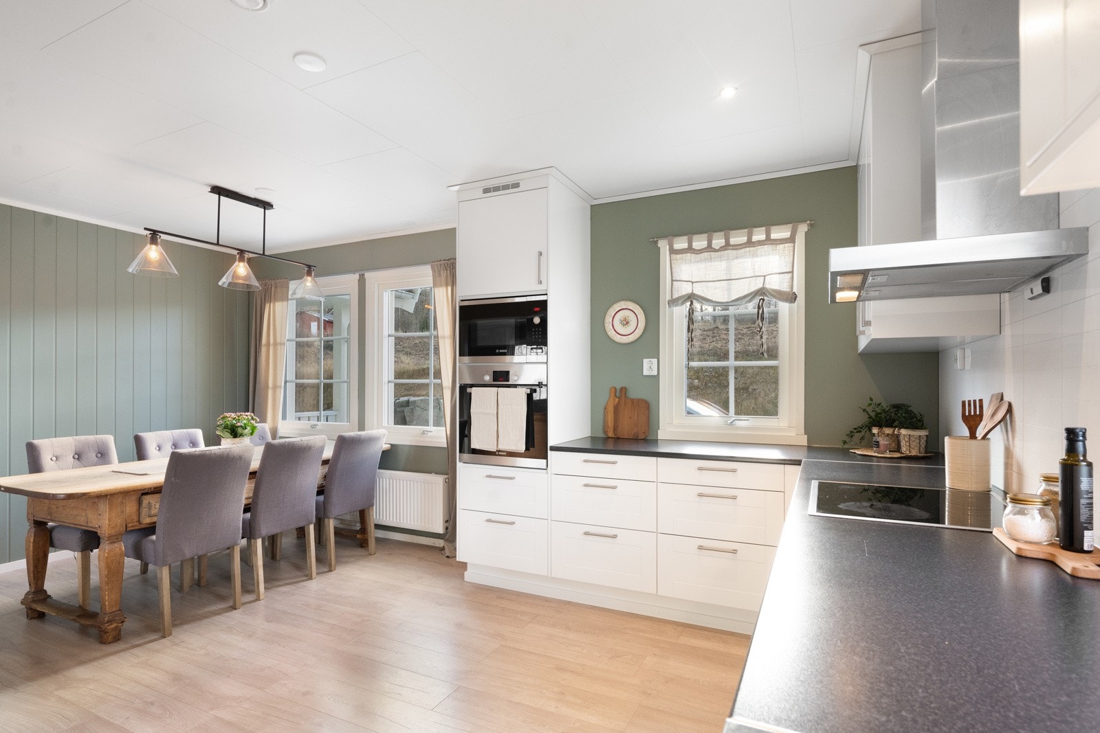 Her får du et moderne og praktisk hjem som kombinerer skandinavisk kvalitet med funksjonelle løsninger. Galleribilde