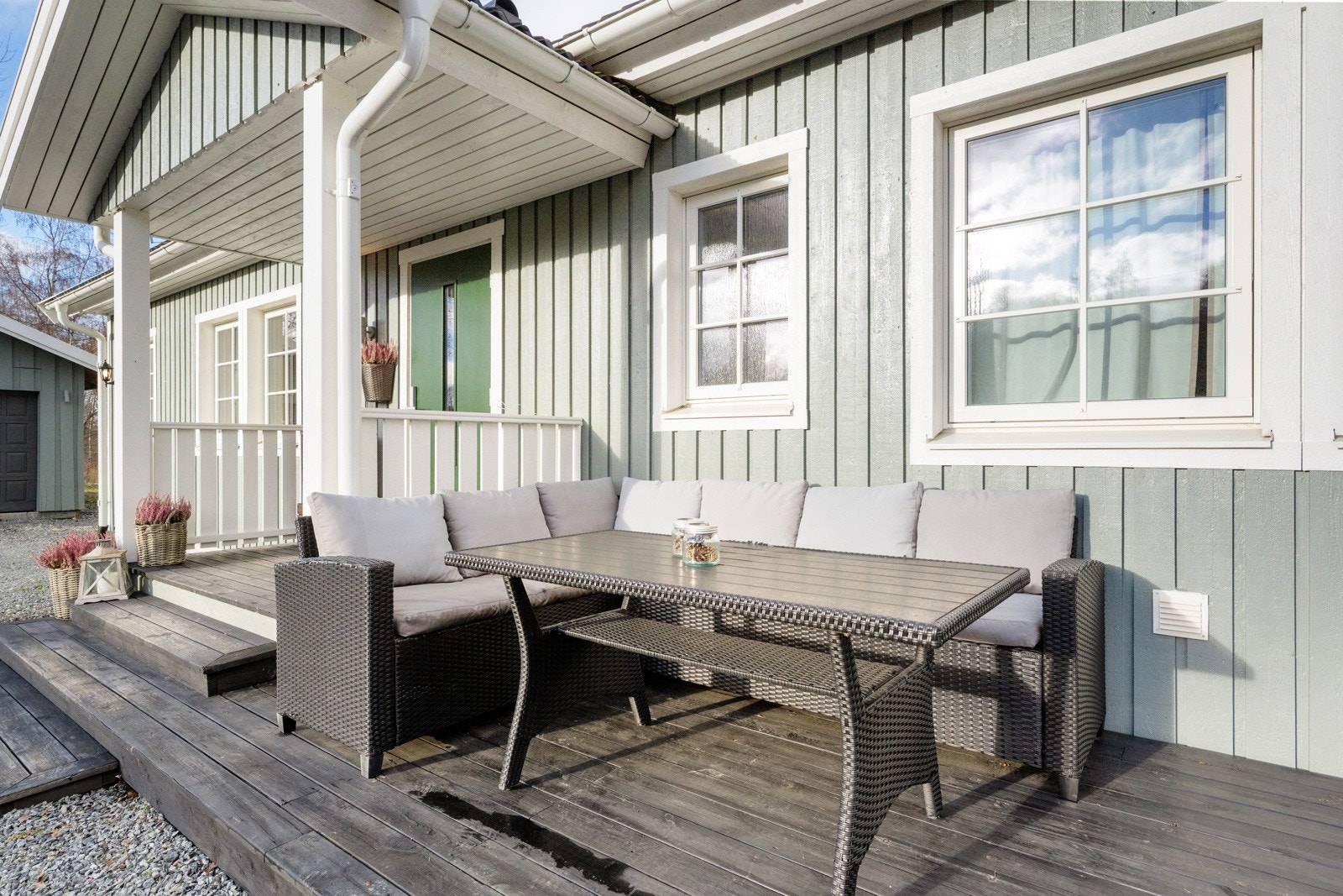 Ifm. inngangspartiet er det etablert en lun og solrik uteplass mot sør. Galleribilde