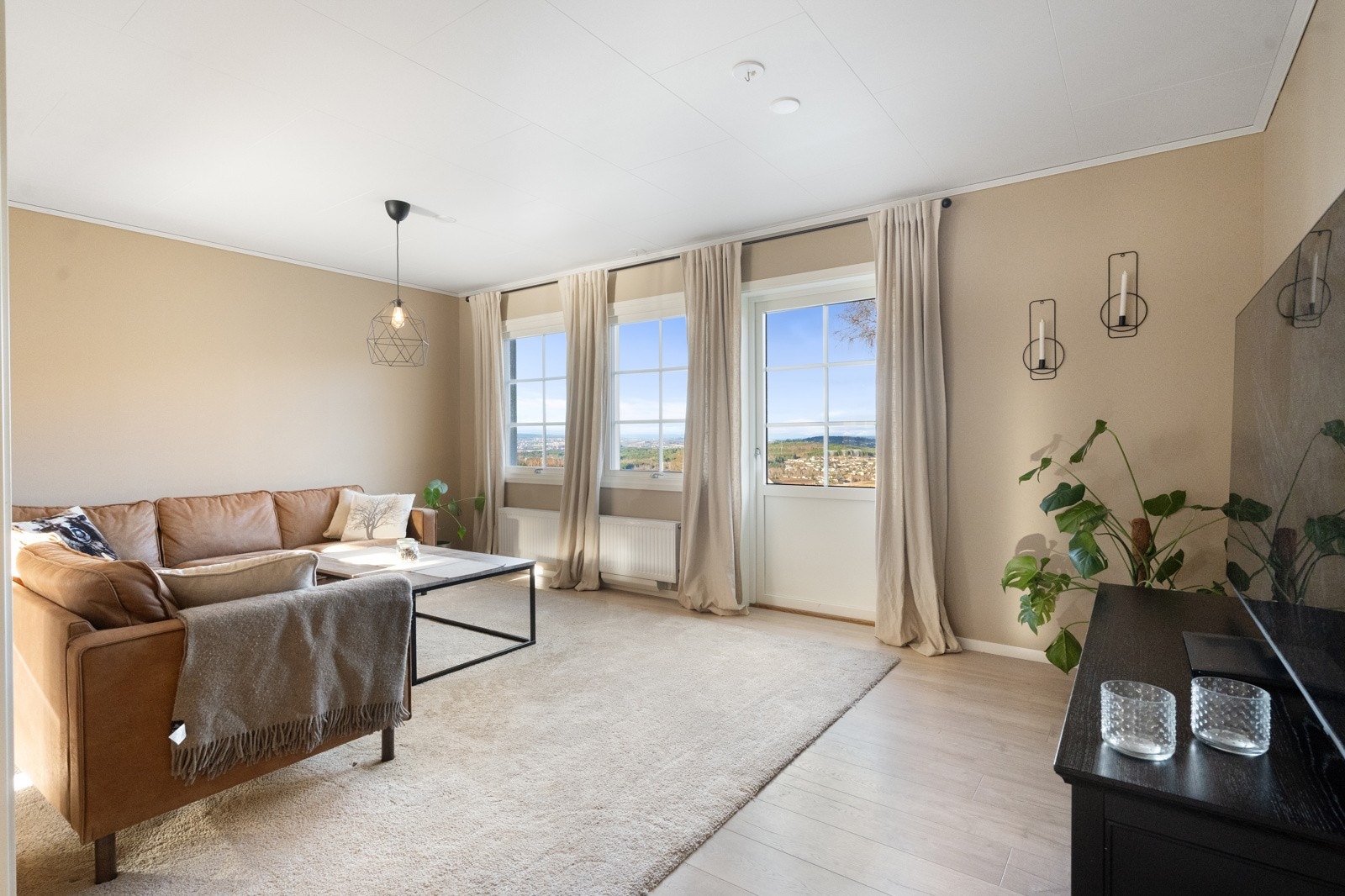 Fra stuen er det utgang til terrasse. Galleribilde