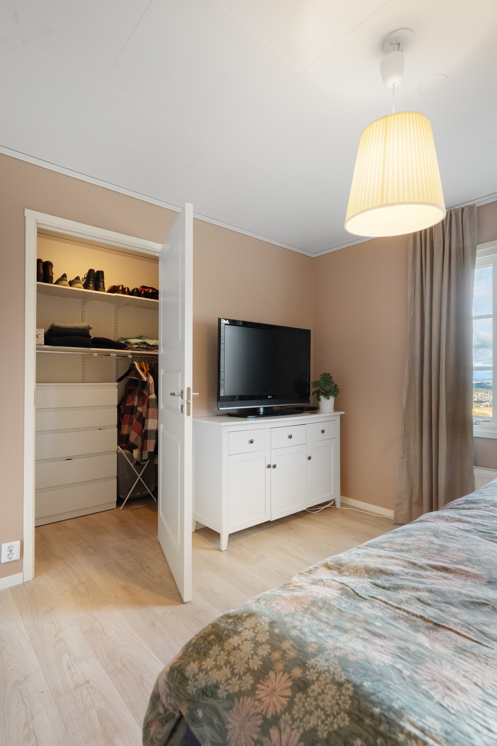 Hovedsoverommet har tilgang til egen garderobe. Galleribilde