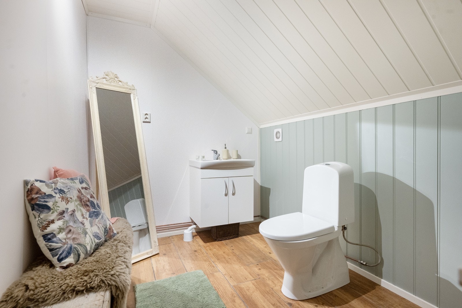 Et praktiisk toalettrom gjør 2.etasjen komplett. Galleribilde
