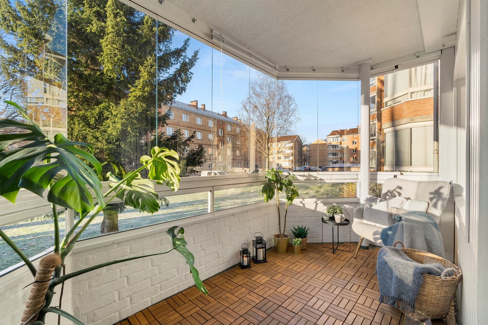 Romslig balkong med glassfelt som slipper inn godt med lys og gir ekstra bruksmuligheter. Galleribilde