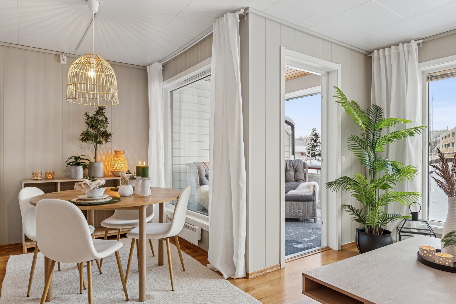 Fra stuen har du direkte utgang til en solrik veranda på 6 m². Galleribilde